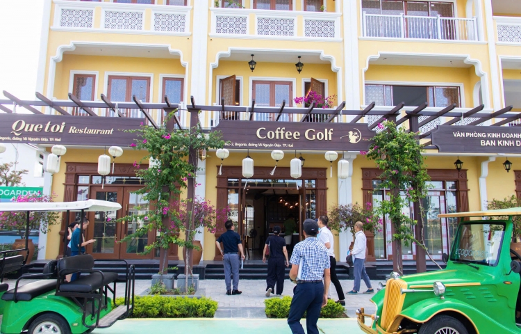 CÙNG KHÁCH HÀNG DẠO BƯỚC QUANH ECOGARDEN